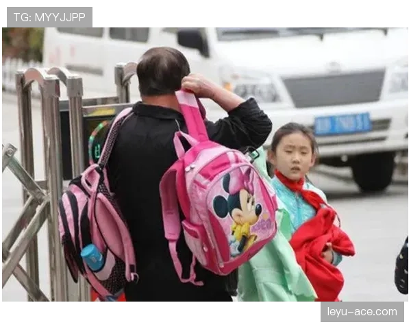 崔家溪训练完直接拎着爱马仕去接娃，这谁顶得住啊