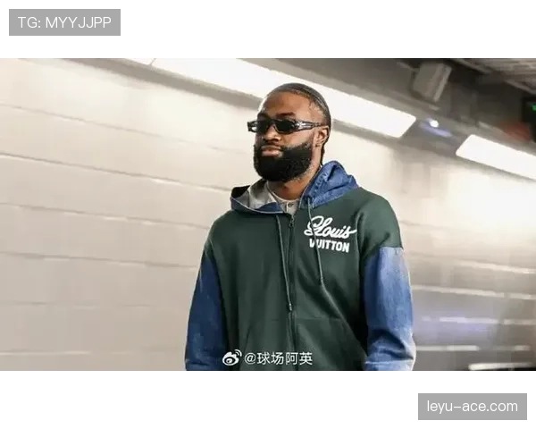 杰伦·布朗无球切入效率提升，拉开绿军进攻空间